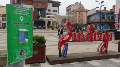 Sındırgı'da Meydanlara El Dezenfekte Noktaları Oluşturuldu