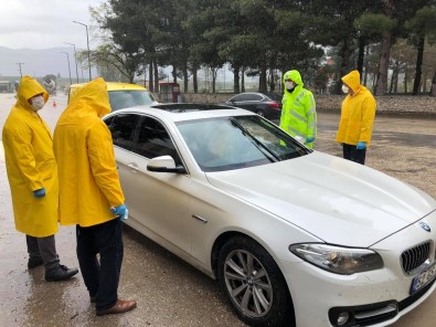 Uygulama Noktasında İlçeye Gelenlerin Ateşi Ölçülüyor