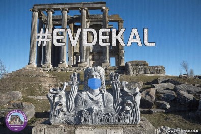 Zeus Heykeline Maske Takıp 'Evde Kal' Çağrısı Yapıldı