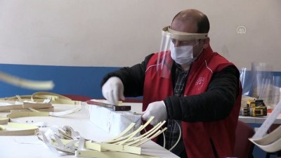 Afyonkarahisar'da Gençlik Merkezi, Sağlık Çalışanları İçin Siperlikli Maske Üretimine Başladı