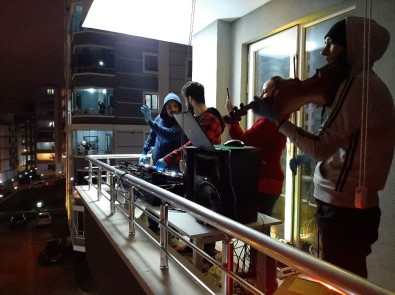 'Evinde Kalan' Vatandaşlara Balkondan Moral Konseri