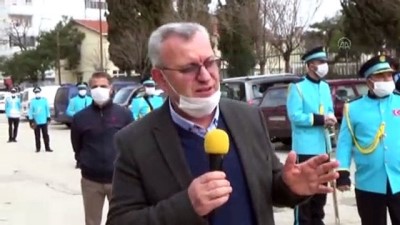 Keşan'da Bando Takımı Sokakta Marşlar Çaldı, Doğum Günü Kutladı