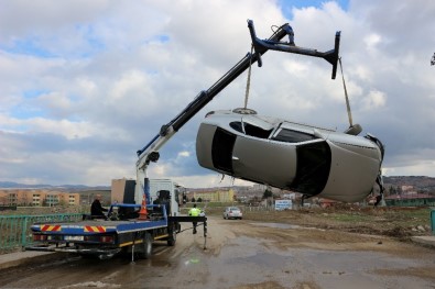 Kırıkkale'de Otomobil Dereye Düştü Açıklaması 2 Yaralı