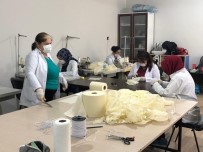 DINLER - Kızıltepeli Gönüllü Kadınlar Sağlık Çalışanları İçin Maske Üretiyor