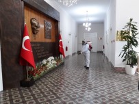 CUMHURİYET MEYDANI - Manisa Valiliği Ve Cumhuriyet Meydanı Dezenfekte Edildi