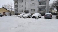 KARLA MÜCADELE - Mart'ın Son Günlerinde Karlıova'da Kar Yağışı