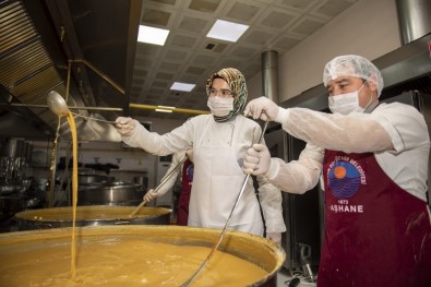 Mersin'deki Belediye Aşhanesinde Günlük 6 Bin Kişilik Yemek Üretiliyor
