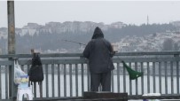 BALIK TUTMAK - (Özel) Unkapanı Köprüsü'nün Son Olta Balıkçısı