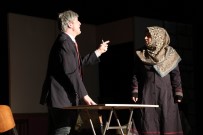 Akşehir'de 'Karanlıkta Açan Çiçekler' İsimli Tiyatro Sahnelendi