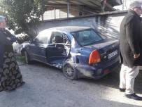 Akyazı'da Otomobil İle Minibüs Çarpıştı Açıklaması 1 Yaralı