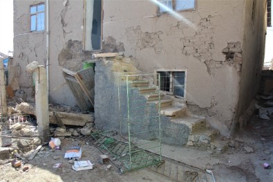 Elazığ'da Hasarlı Kerpiç Evin Balkonu Yıkıldı Açıklaması 1 Ölü