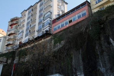 Giresun'da Kayalar Üzerindeki Evler Görüntüleri İle Dikkat Çekiyor