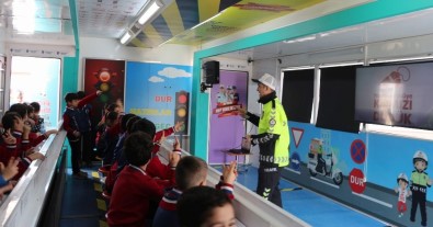 Mobil Trafik Eğitim Tırı Siirt'te Minik Öğrencilerle Buluştu