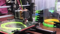 Antalya'da Gönüllüler Sağlık Çalışanları İçin 3D Yazıcıyla Yüz Koruyucu Siper Üretiyor