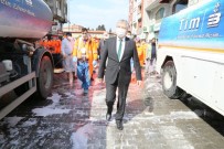 CUMHURİYET MEYDANI - Edremit'te Cadde Ve Sokaklar Köpüklü Su İle Yıkandı