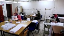 HALK EĞİTİM MERKEZİ - Erzurumlu Kadınlar Kovid-19 Nedeniyle Gönüllü Olarak Maske Üretmeye Başladı