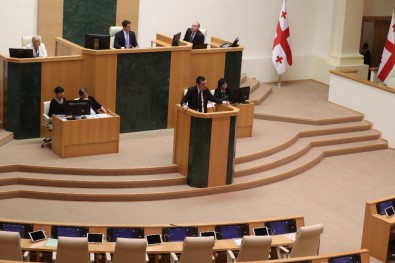 Gürcistan'da Sokağa Çıkma Yasağı İlan Edildi