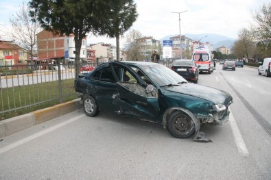 Hafriyat Kamyonun Dokunduğu Otomobil Bariyerlere Çarptı Açıklaması 1 Yaralı