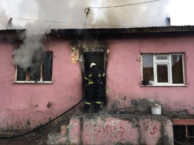 Kütahya'da Ev Yangını, Bir İtfaiye Eri Elektrik Akımına Kapıldı