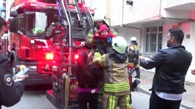 (Özel) Apartmanın Bodrumunda Yangın Çıktı, 3 Çocuklu Aile Evde Mahsur Kaldı