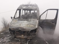 YANGINA MÜDAHALE - Seyir Halindeyken Yanan Minibüs Küle Döndü