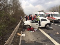 TEM Otoyolunda Otomobil Önce Kamyona Sonra Bariyerlere Çarptı Açıklaması 5 Yaralı