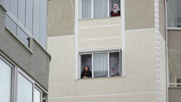 Eski komşuları korona ayıramadı!