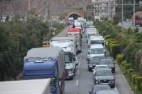 DINEK - Antalya'da Korona Virüs Uygulamasında Kilometrelerce Araç Kuyruğu