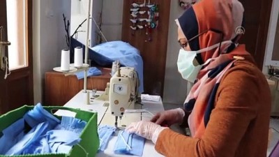 Elazığ'da Sağlık Çalışanları Gönüllü Maske Üretiyor