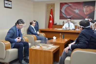 Gençlerden Sağlıkçılara Siperlikli Maske