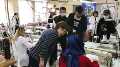 Gönüllü Öğretmenler Sağlık Çalışanları İçin Maske Üretiyor