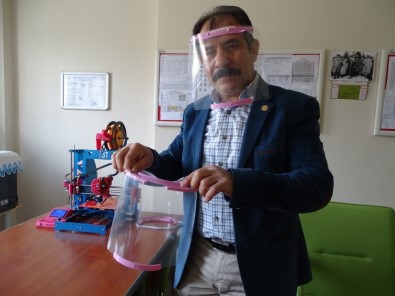 Hisarcık'ta 4 Öğretmen Sağlıkçılar İçin 3D Yazıcıda 'Yüz Koruyucu Siperlik' Üretti