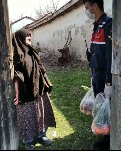 Jandarma Ekiplerinin Yardımı Hatice Teyze'nin Gözlerini Yaşarttı
