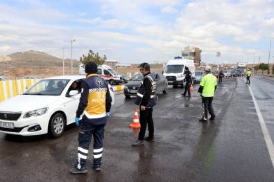 Nevşehir'de Kent Girişlerinde Araç Sürücülerinin Ateşi Kontrol Ediliyor
