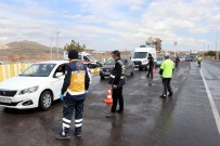 KAMYON ŞOFÖRÜ - Nevşehir'de Kent Girişlerinde Araç Sürücülerinin Ateşi Kontrol Ediliyor