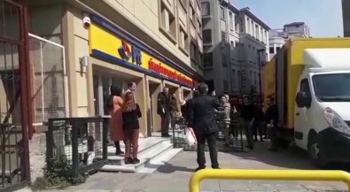 (ÖZEL) Postanenin İlaçlanmak İçin Kapatılmasına Kızan Şahıs Ortalığı Birbirine Kattı