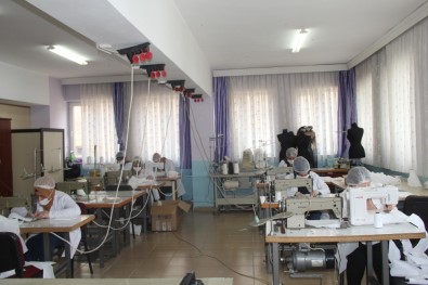 Şanlıurfa'da Usta Öğreticiler Korona Virüse Karşı Maske Üretiyor