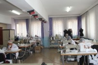 HALK EĞİTİM MERKEZİ - Şanlıurfa'da Usta Öğreticiler Korona Virüse Karşı Maske Üretiyor