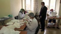HALK EĞİTİM MERKEZİ - Şanlıurfa'da Usta Öğreticiler Koronavirüse Karşı Maske Üretiyor