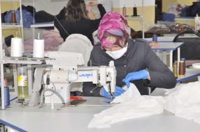 Şuhut'ta Bir Ay Önce Kurulan Tekstil Fabrikası Maske Üretmeye Başladı
