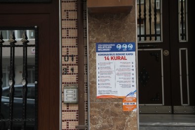 Sultangazi'de Apartman Girişlerine Korona Virüs Bilgilendirmesi