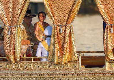 Tayland Kralı, Haremi İle Lüks Otelde Karantinada