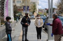 TUNCAY SONEL - Tunceli'de Vali Sokağa Çıktı, Hem Maske Dağıttırdı, Hem De Evde Kalın Çağrısında Bulundu