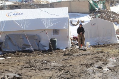 Başkale'de Depremzedelerin Yaraları Sarılıyor