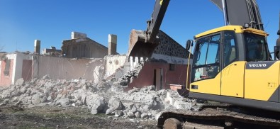 Diyarbakır'da Depremde Zarar Gören Okul Yıkıldı