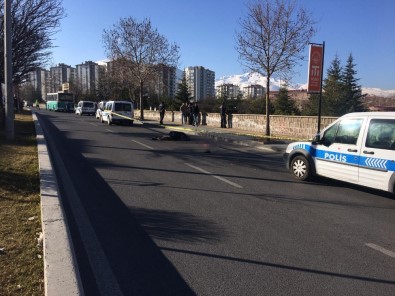 Halk Otobüsünün Altında Kalan Adam Hayatını Kaybetti