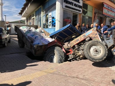 Nevşehir'de Traktör Çöken Yola Düştü