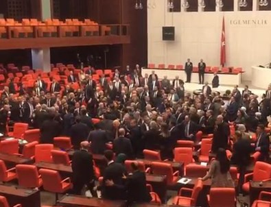 Meclis'te yumruklar konuştu