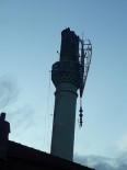 Burdur'da Şiddetli Rüzgar Cami Minaresine Zarar Verdi Haberi