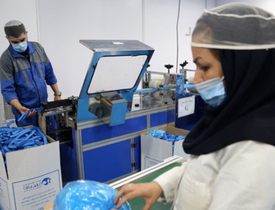 İran'da fabrikalar tıbbi maske yetiştirebilmek için 24 saat çalışıyor